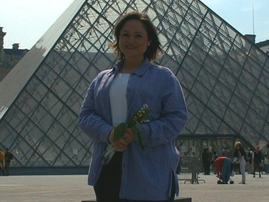 Lara Gustafson with her muget in Paris, France