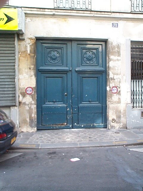 The big blue double doors at 71 rue Charlot in Paris